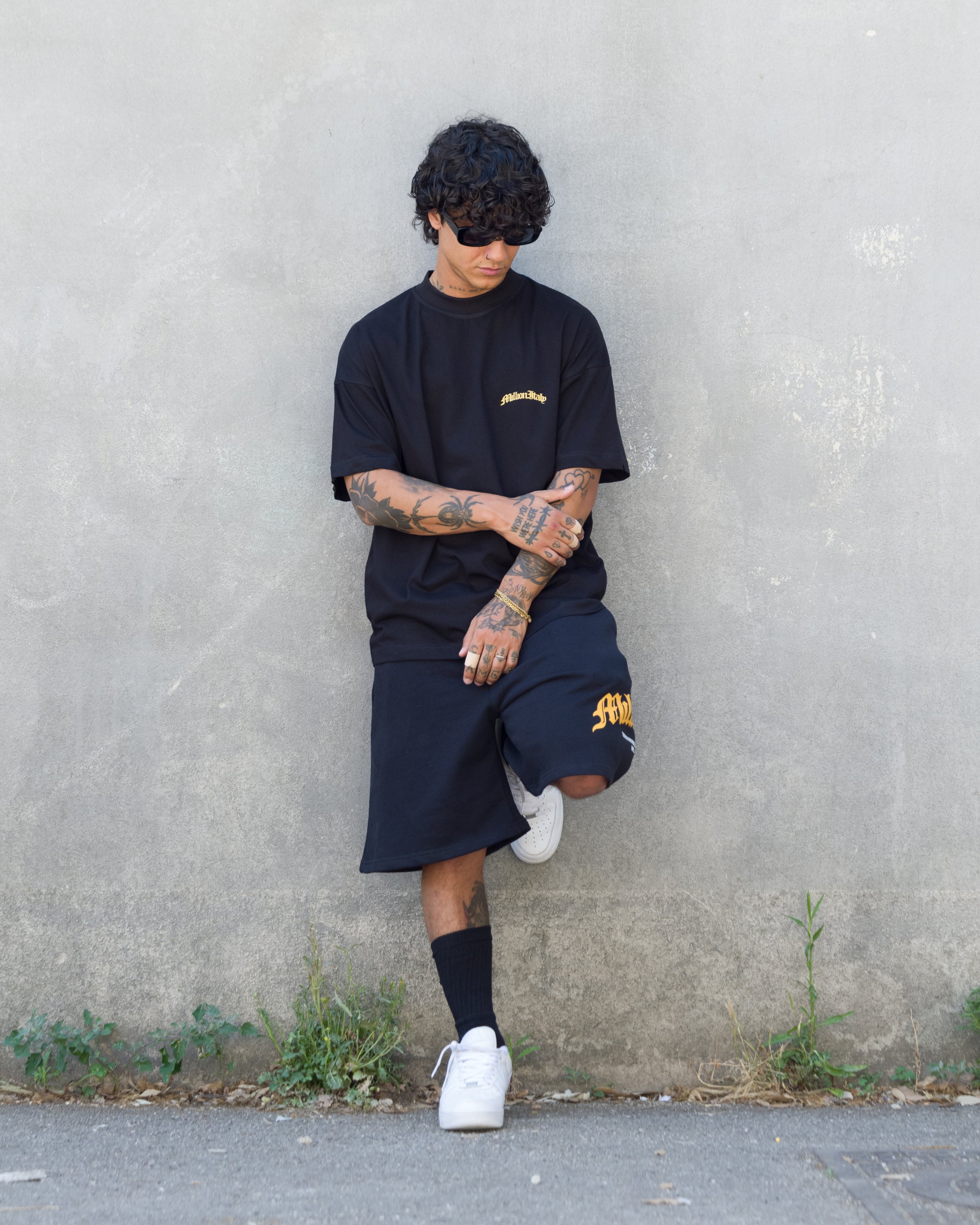 Schwarzes T-Shirt mit gelbem Arch-Logo
