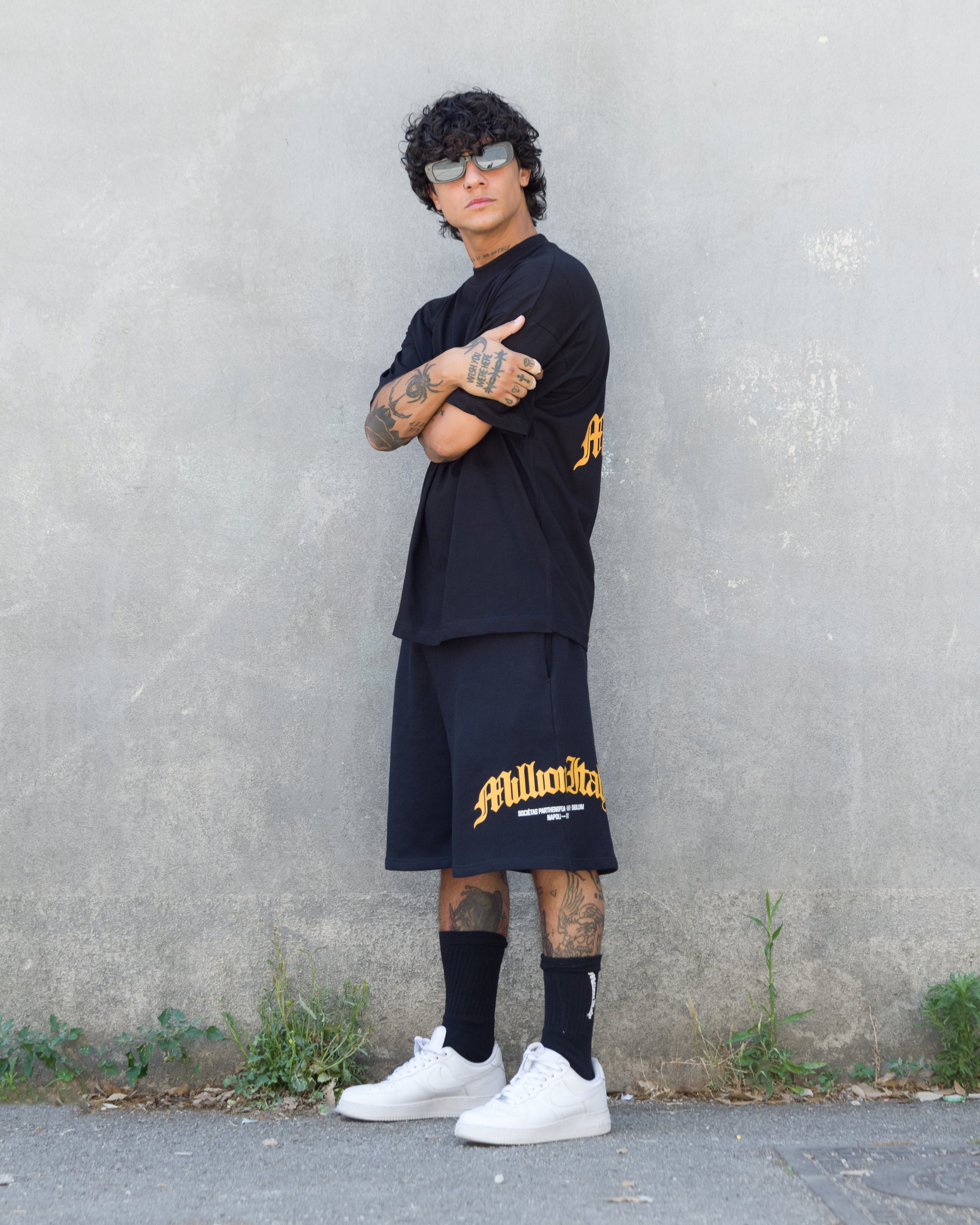 Schwarze Shorts mit Arch-Logo