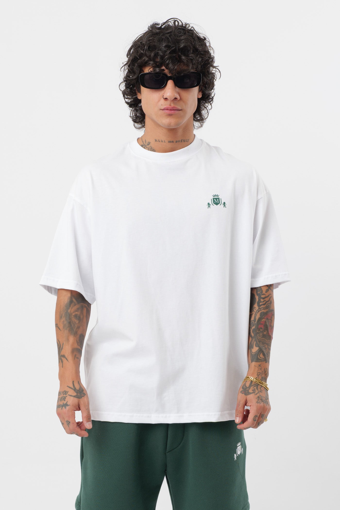 Weißes T-Shirt mit schwarzem Logo