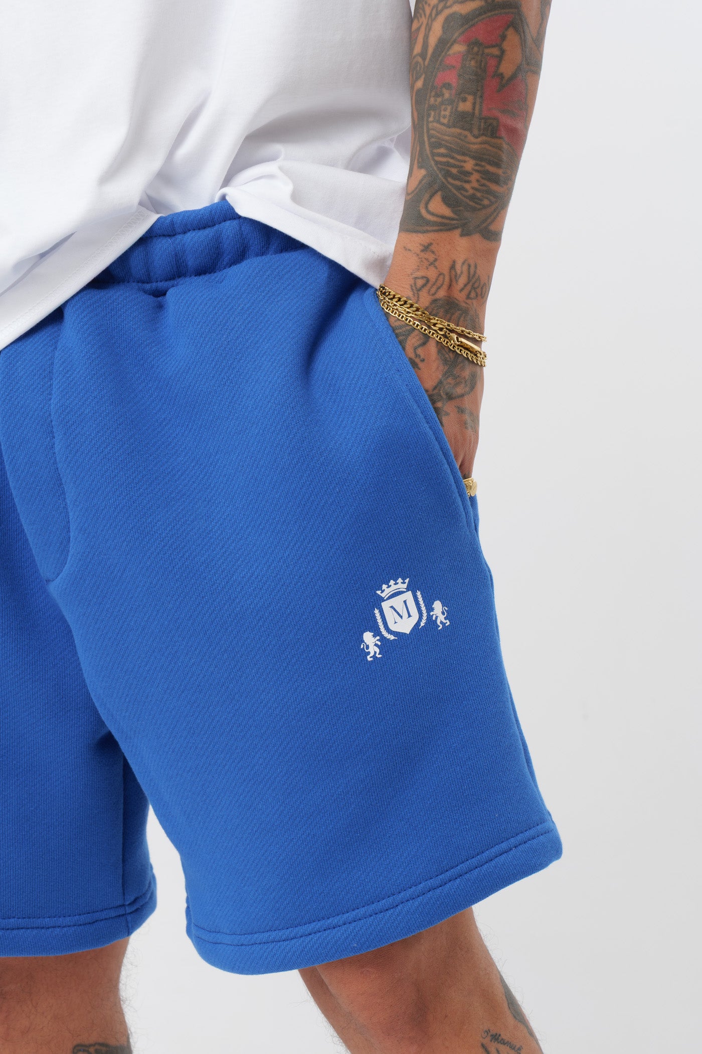 Schwarzes T-Shirt mit schwarzem Logo