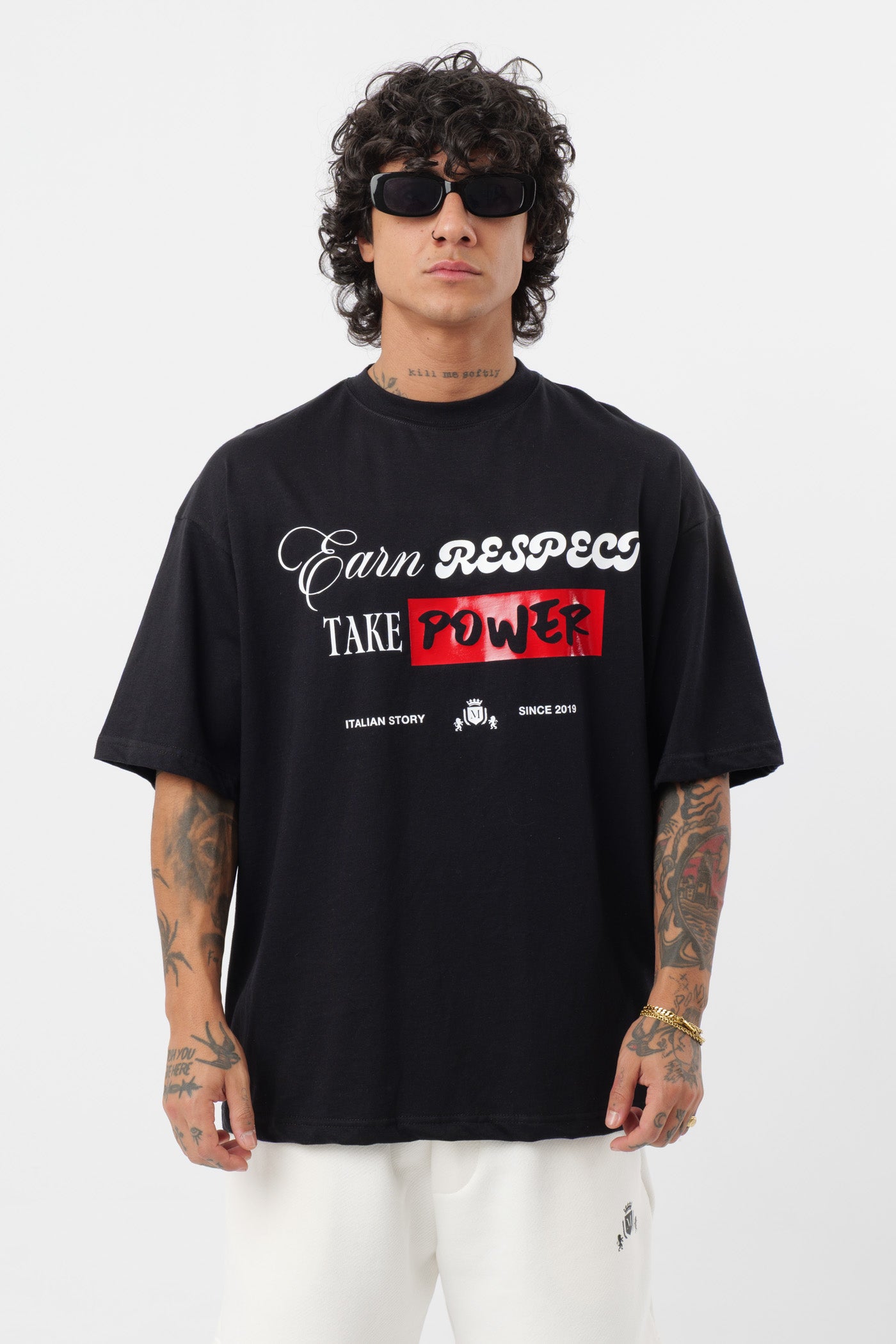 Schwarzes T-Shirt mit schwarzem Logo