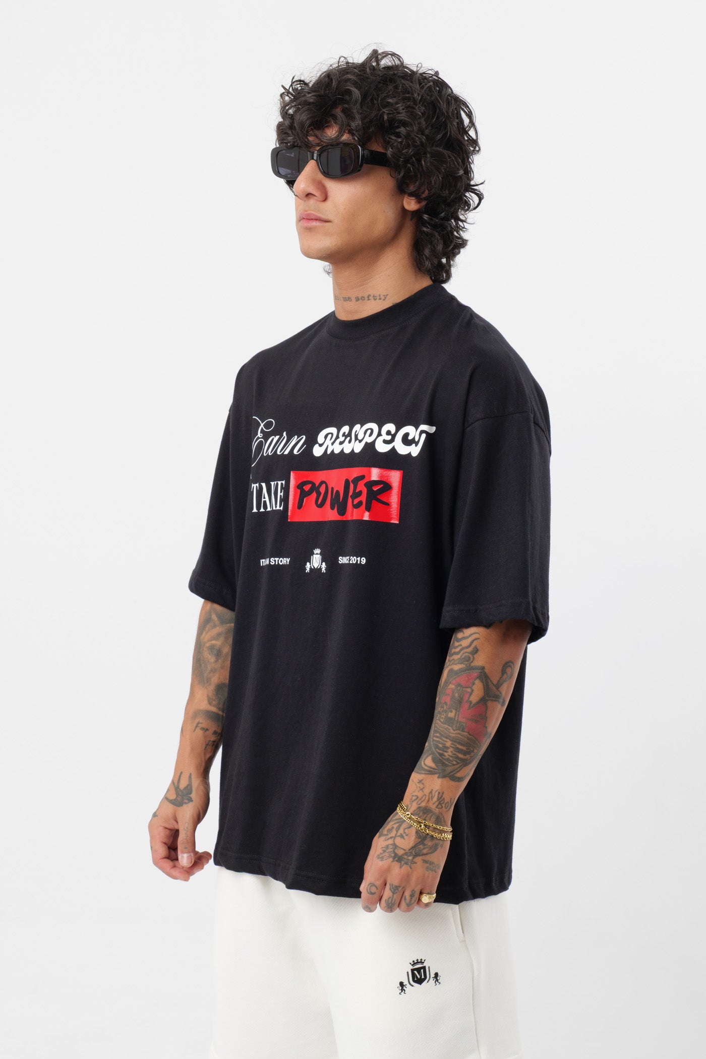 Schwarzes T-Shirt mit schwarzem Logo