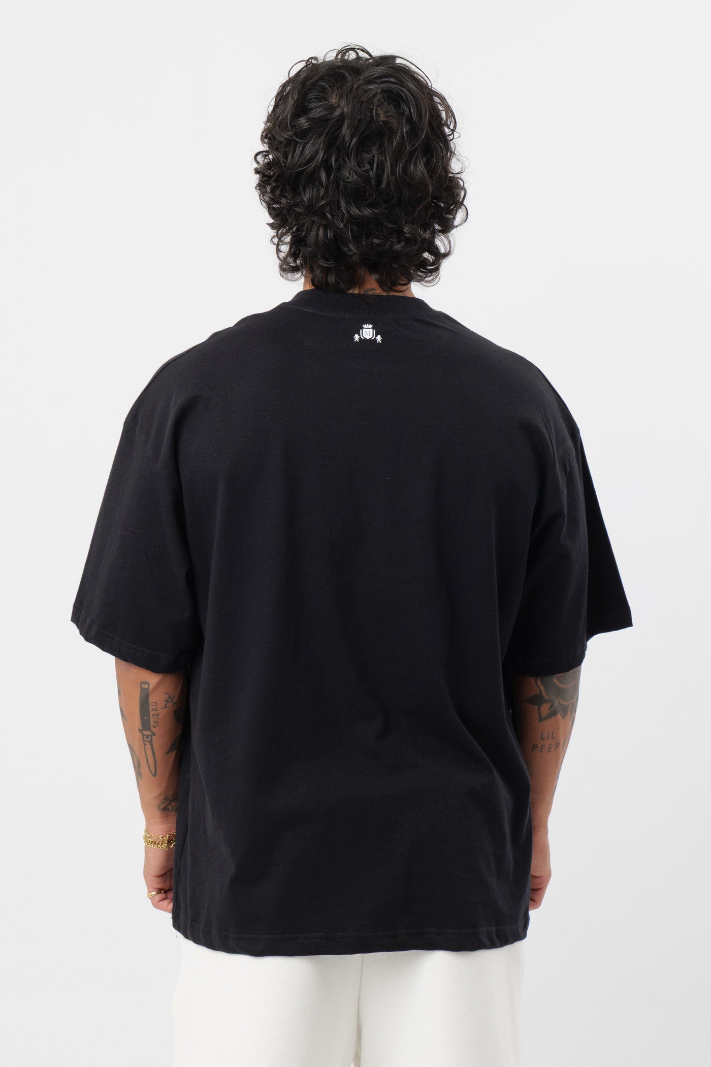 Schwarzes T-Shirt mit schwarzem Logo