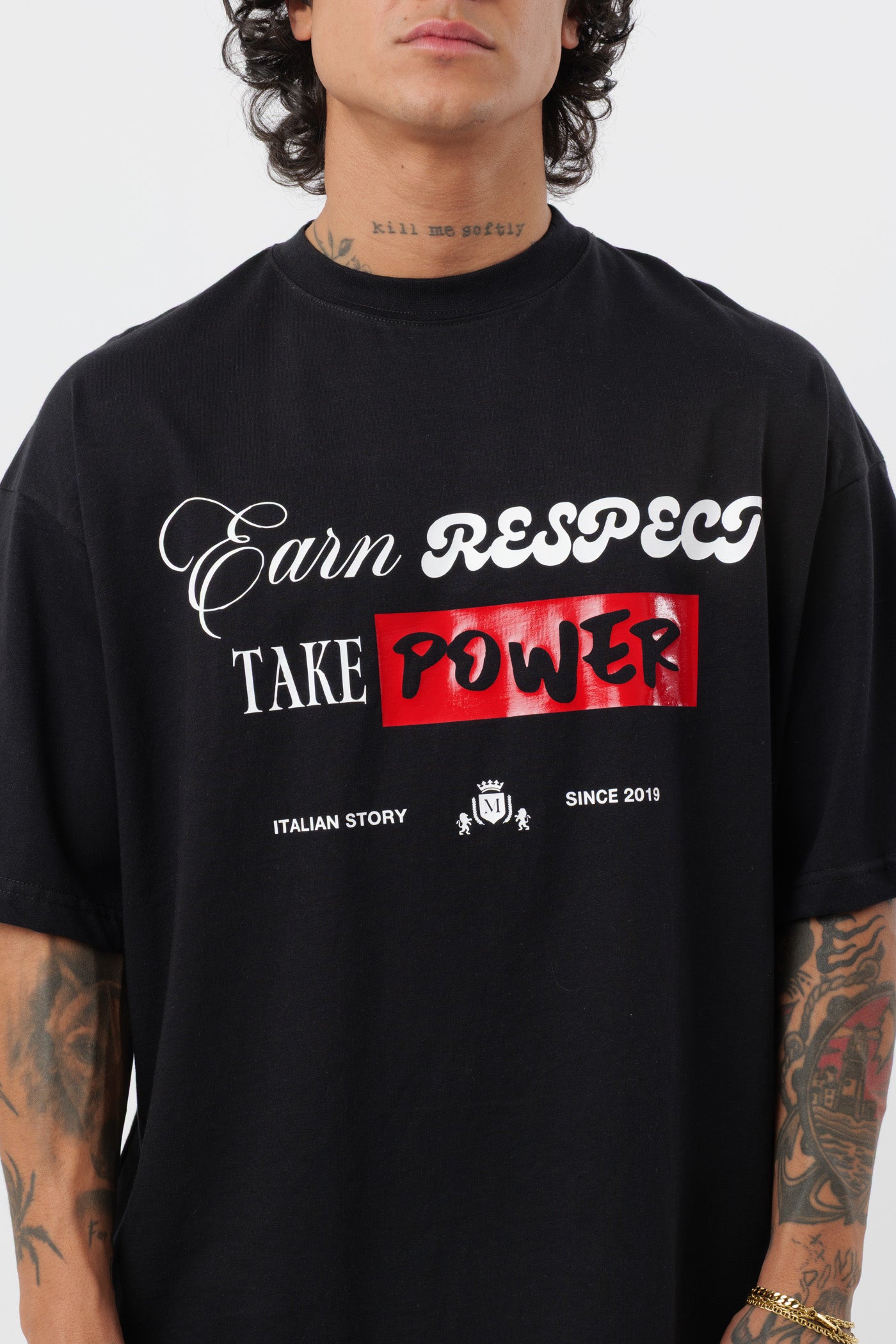 Schwarzes T-Shirt mit schwarzem Logo