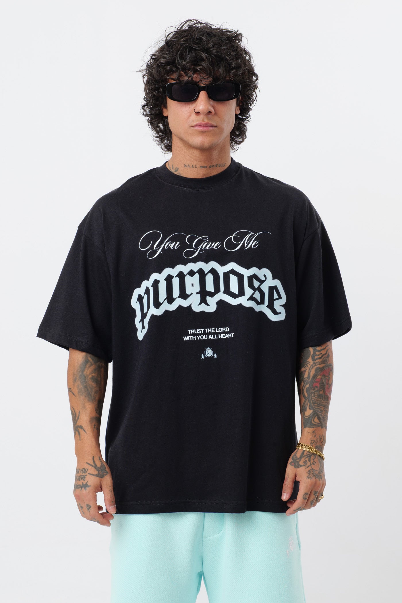Schwarzes T-Shirt mit schwarzem Logo