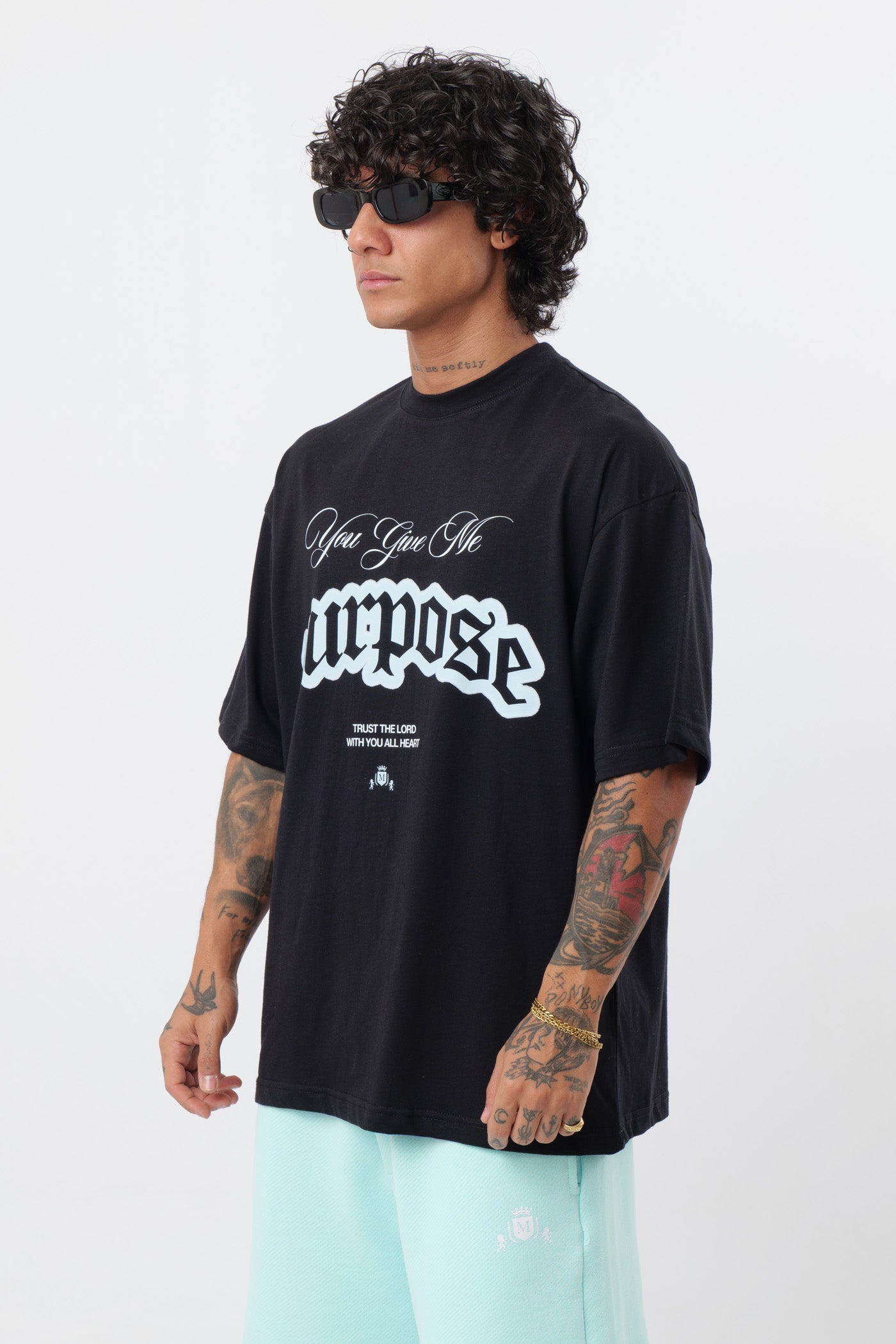 Schwarzes T-Shirt mit schwarzem Logo