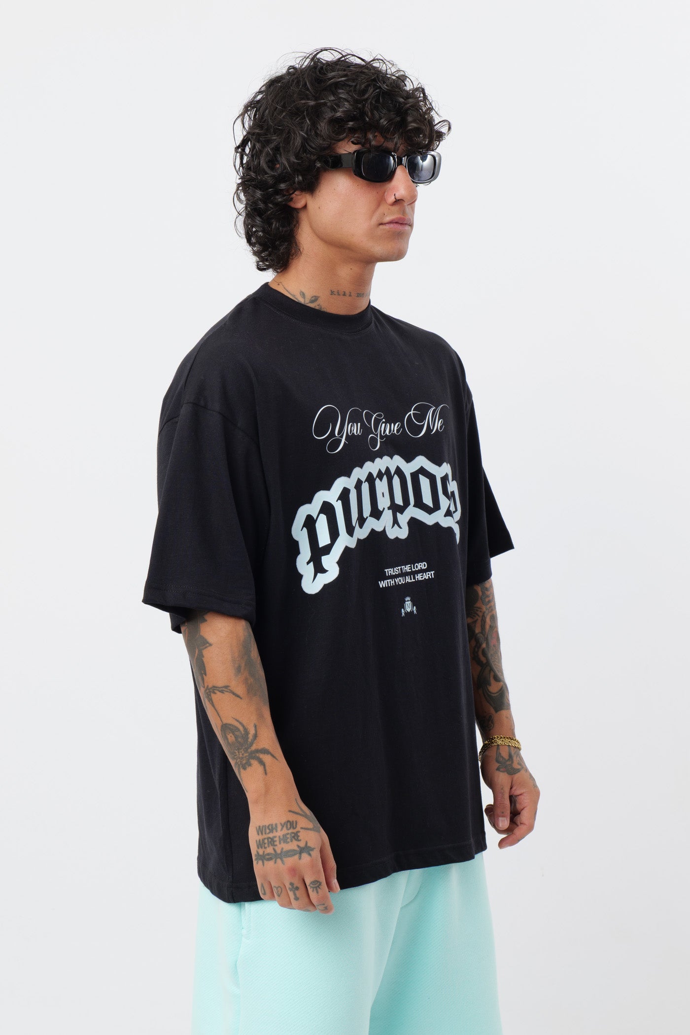 Schwarzes T-Shirt mit schwarzem Logo