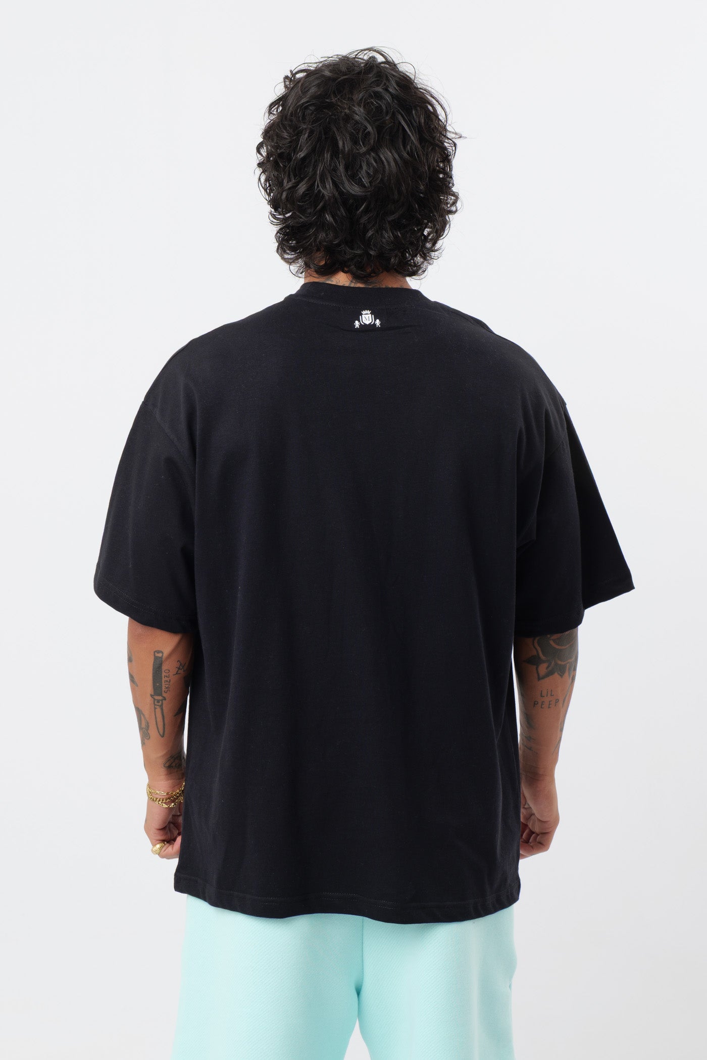 Schwarzes T-Shirt mit schwarzem Logo