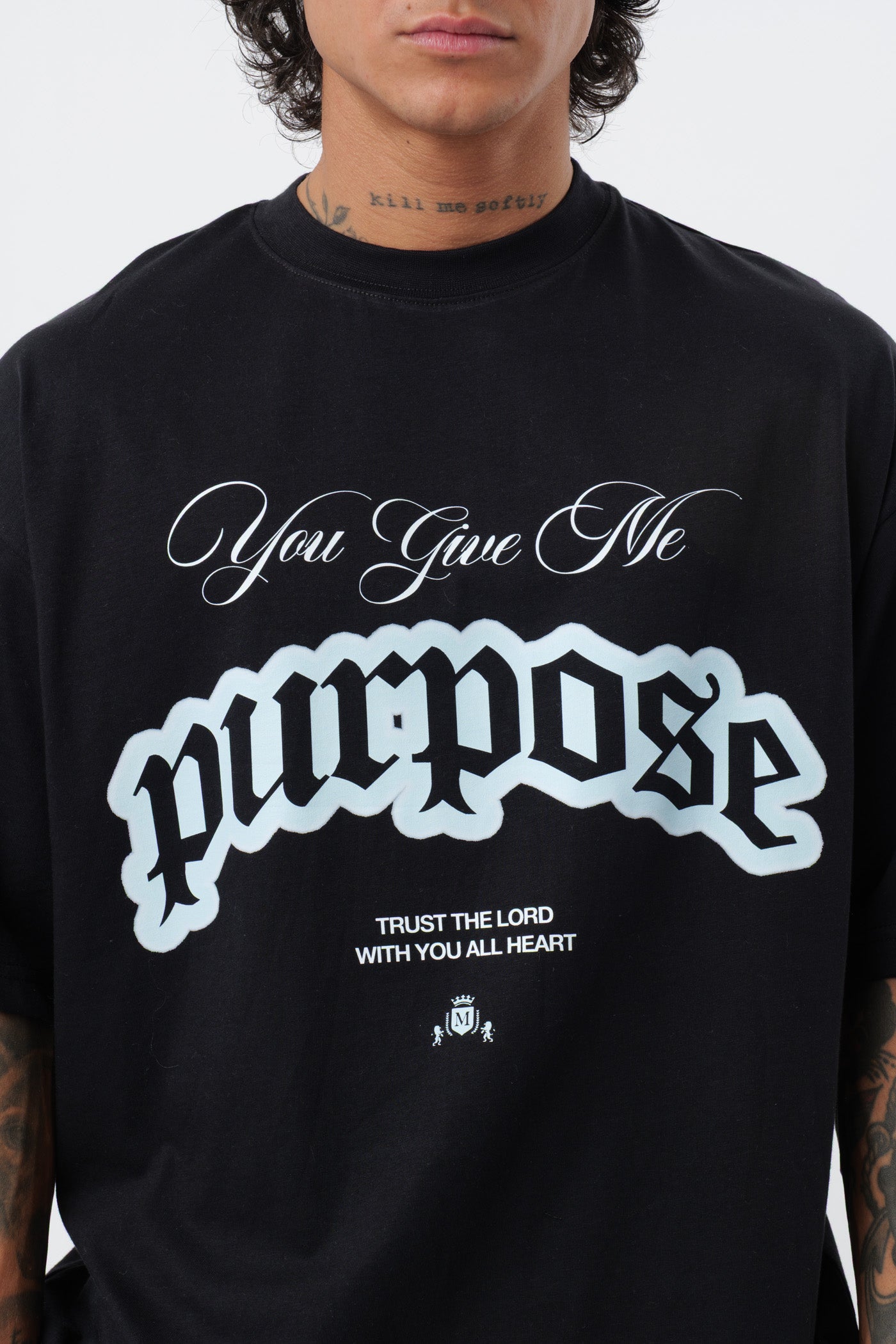 Schwarzes T-Shirt mit schwarzem Logo