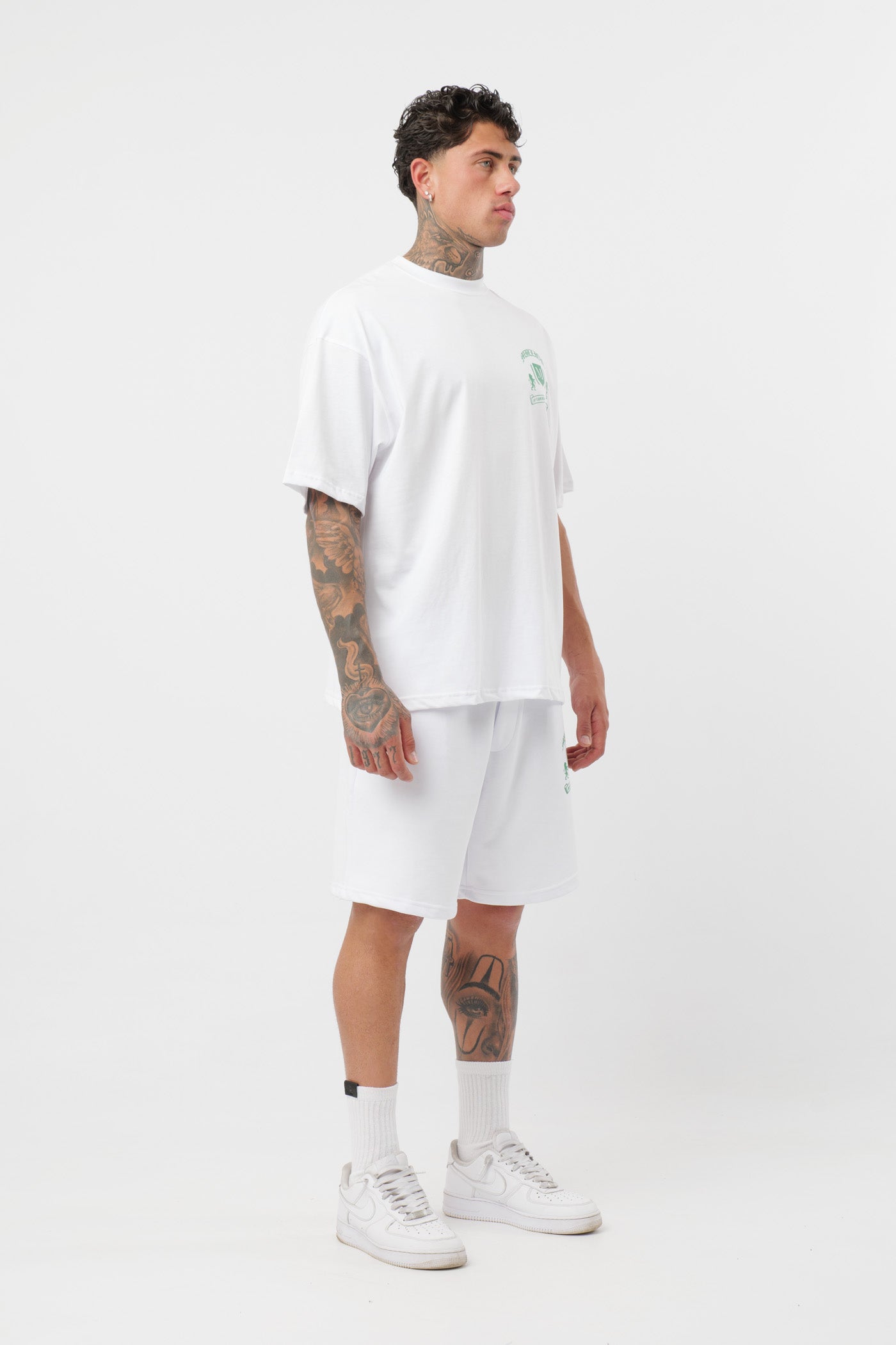 Schwarzes T-Shirt mit schwarzem Logo
