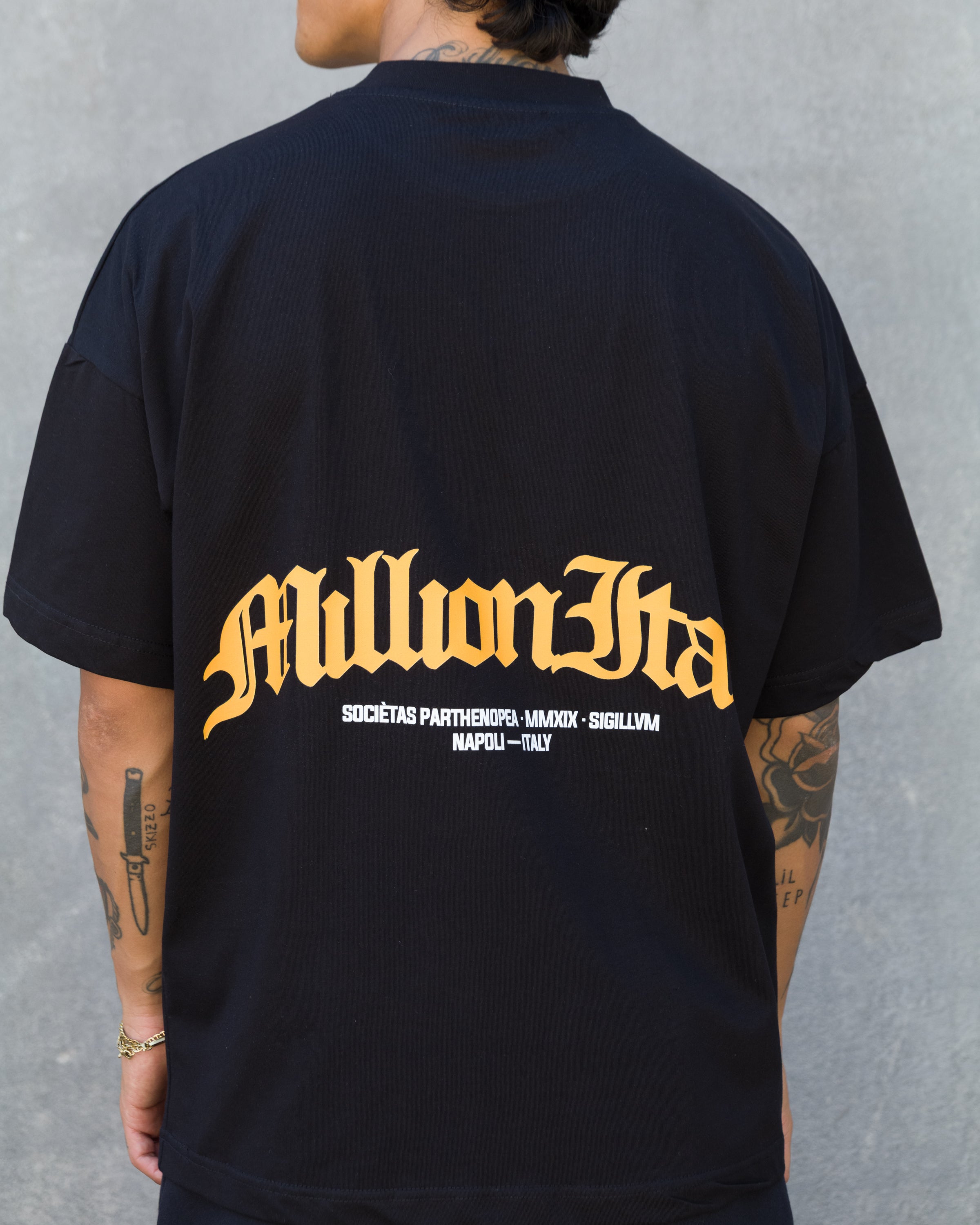 Schwarzes T-Shirt mit gelbem Arch-Logo