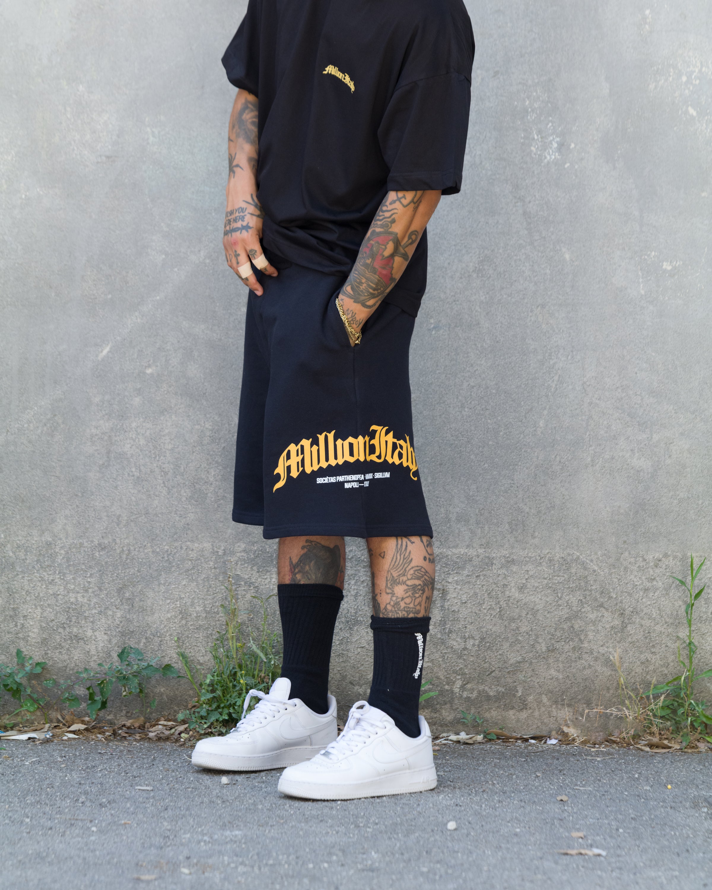 Schwarze Shorts mit Arch-Logo