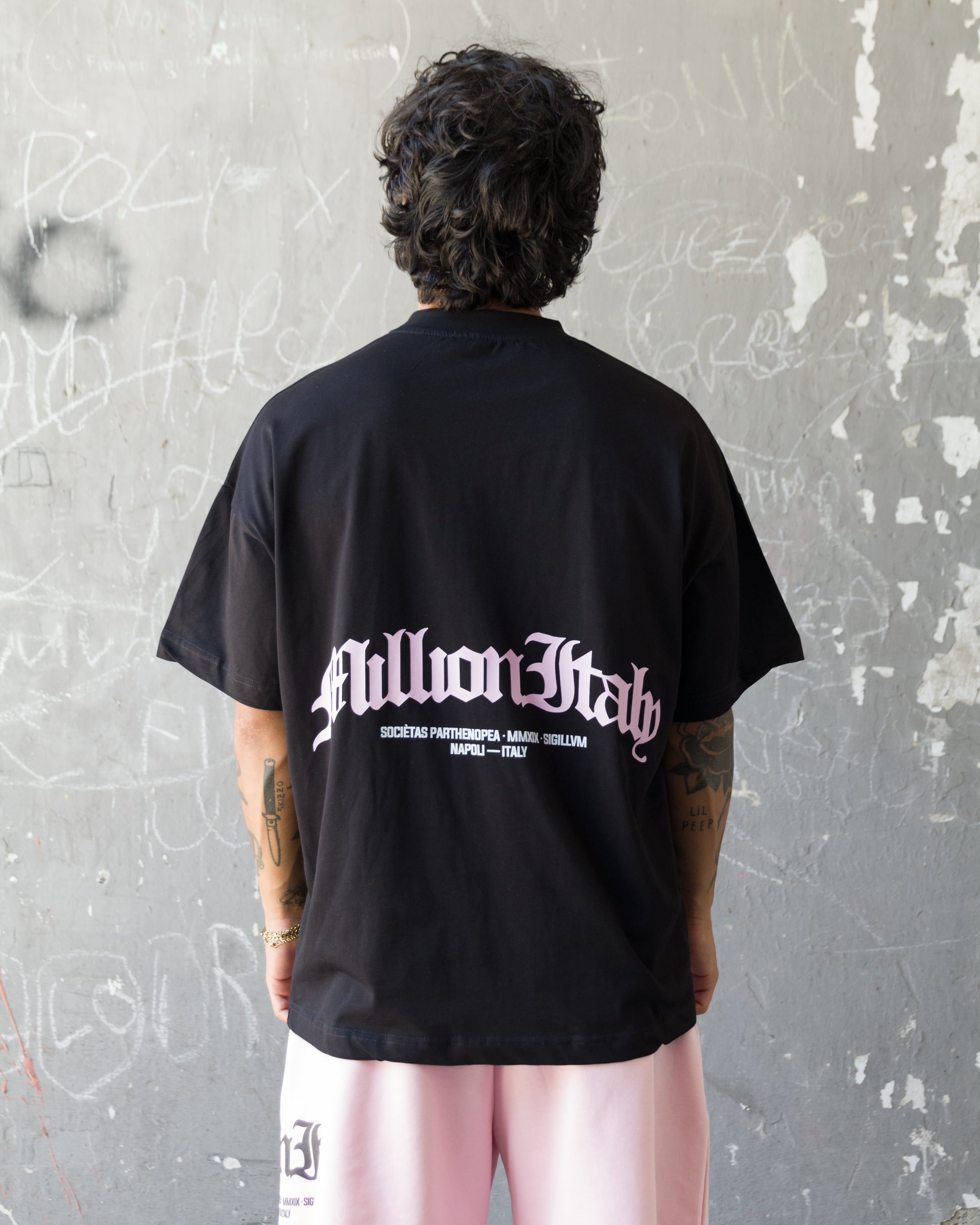 Schwarzes T-Shirt mit rosa Arch-Logo