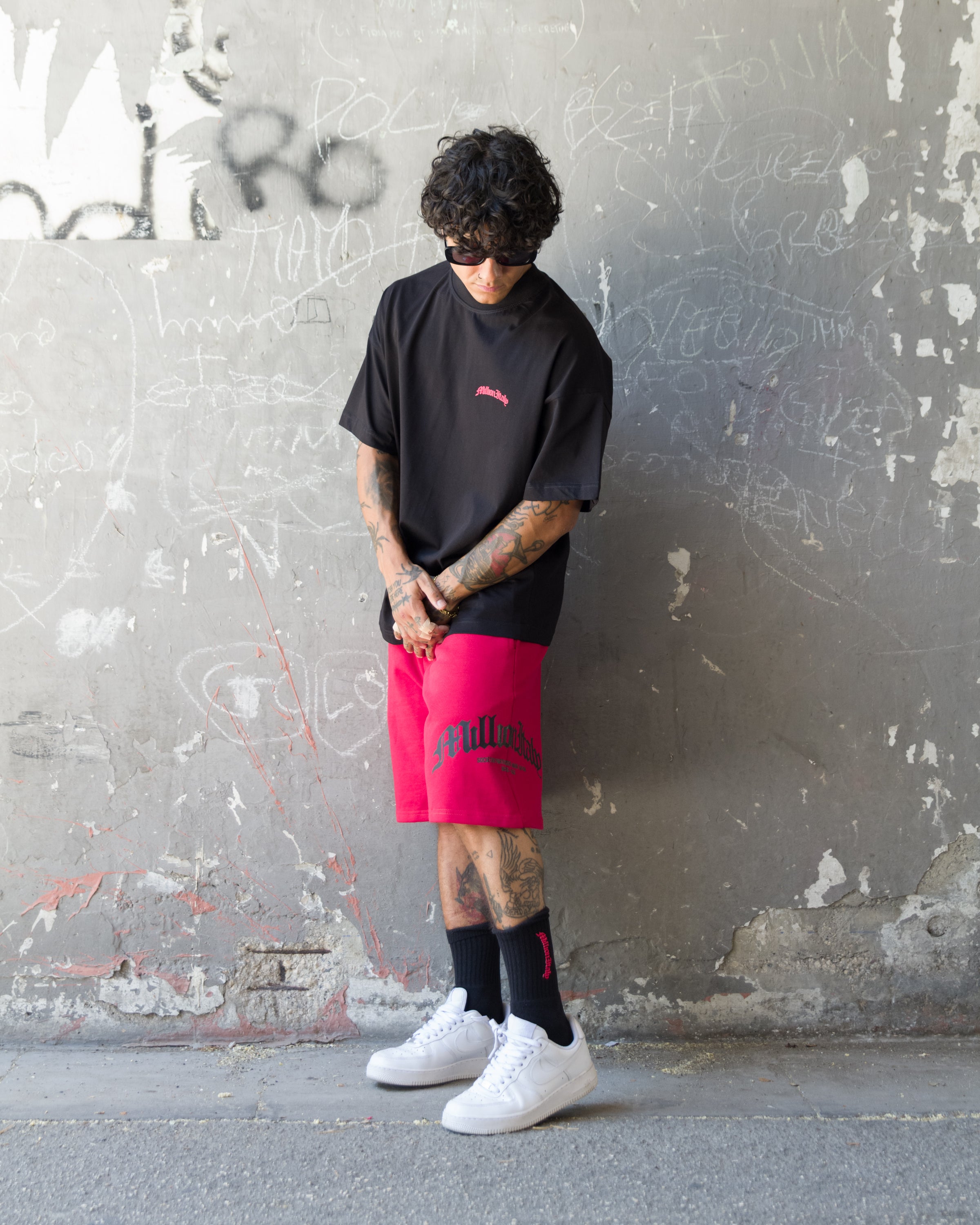 Schwarzes T-Shirt Rotes Arch-Logo