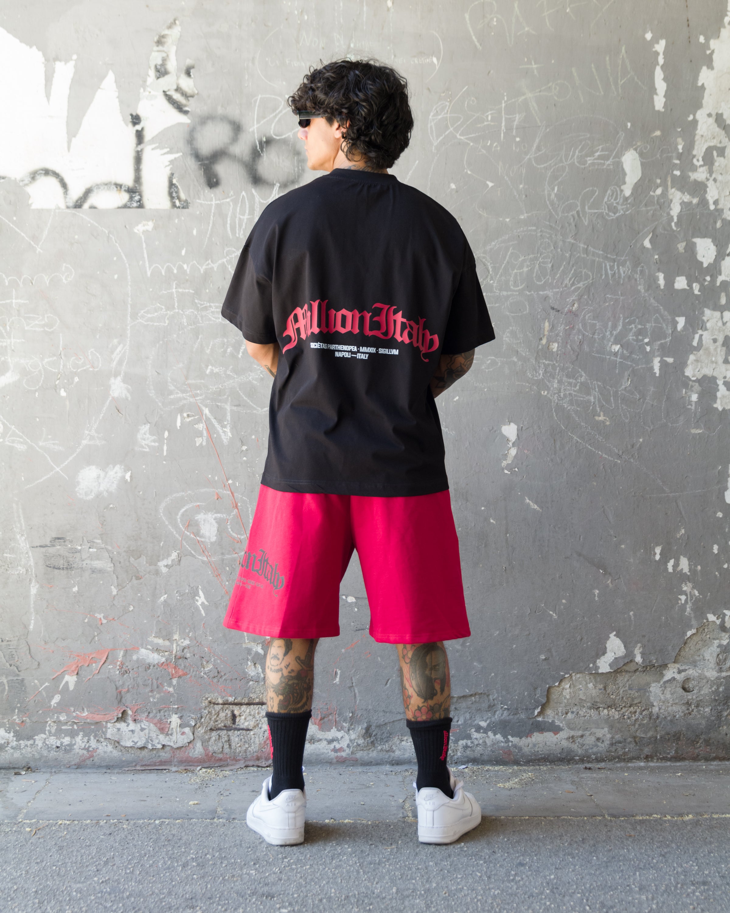 Rote Shorts mit Arch Logo