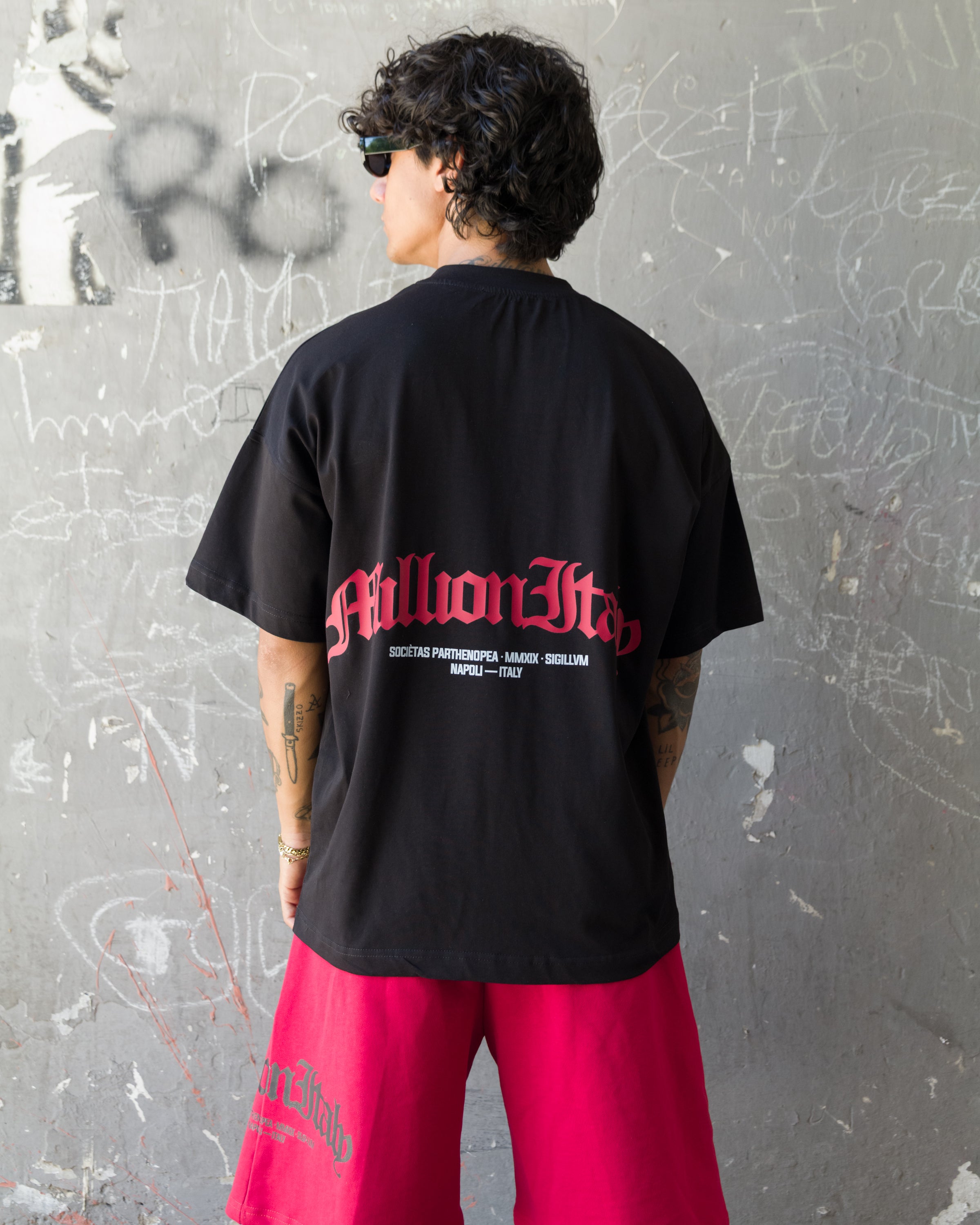 Schwarzes T-Shirt Rotes Arch-Logo