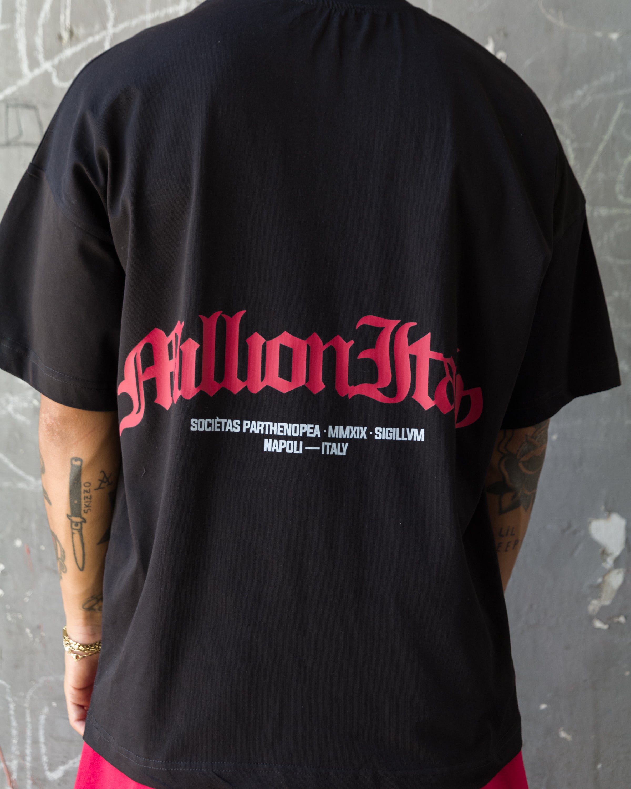 Schwarzes T-Shirt Rotes Arch-Logo