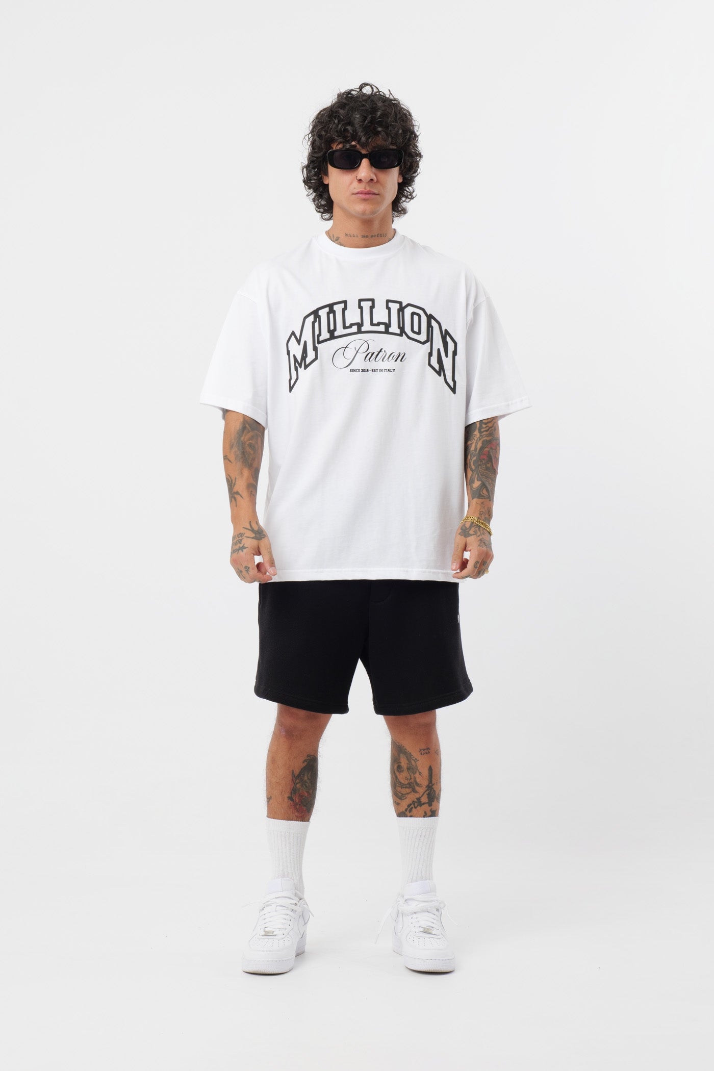 Weißes T-Shirt mit schwarzem Logo