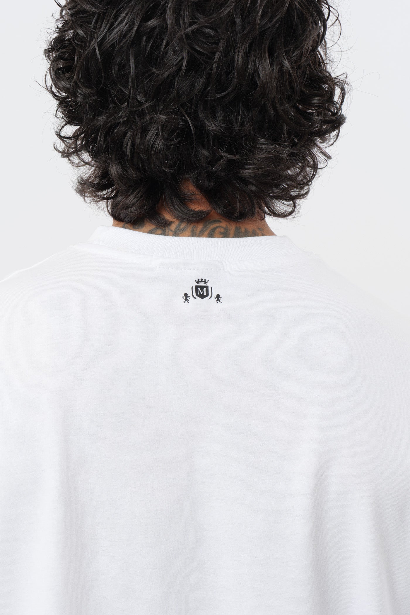 Weißes T-Shirt mit schwarzem Logo