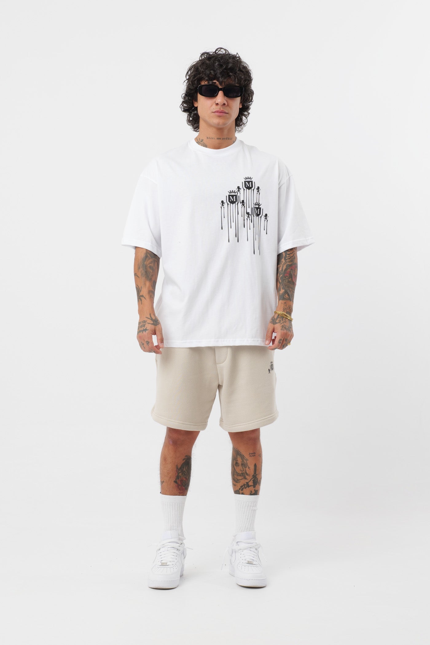 Weißes T-Shirt mit schwarzem Logo