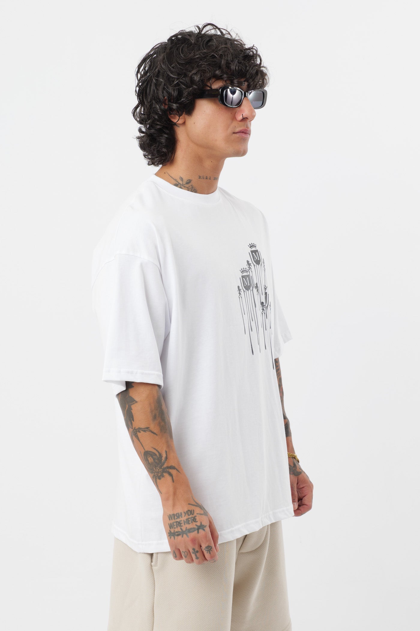 Weißes T-Shirt mit schwarzem Logo
