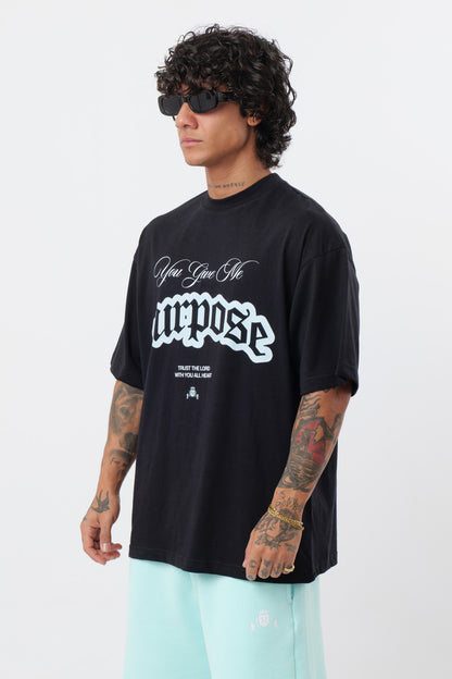 Schwarzes T-Shirt mit schwarzem Logo